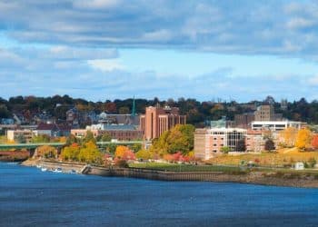 10 Famous Singers from Maine