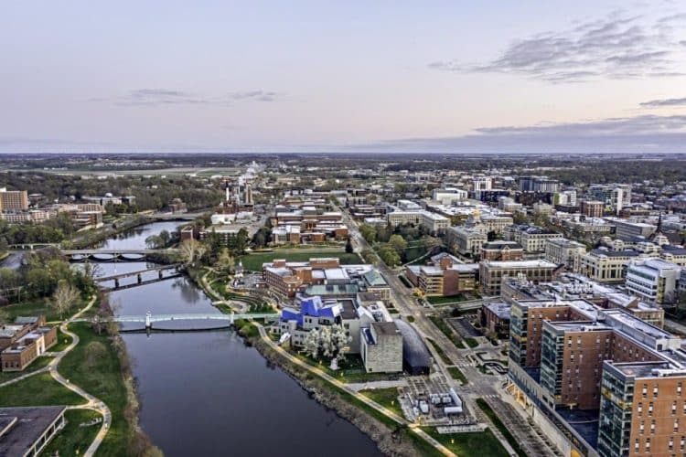 10 Famous Singers from Iowa