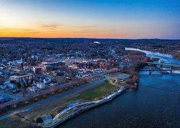 10 Famous Singers from Maine