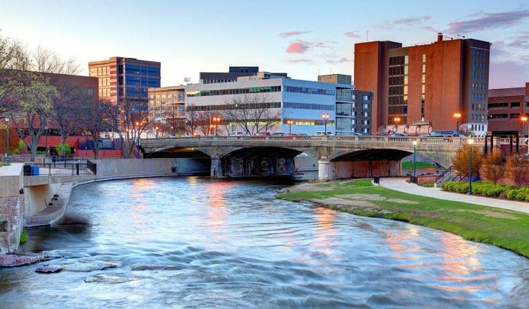 10 Famous Singers from South Dakota