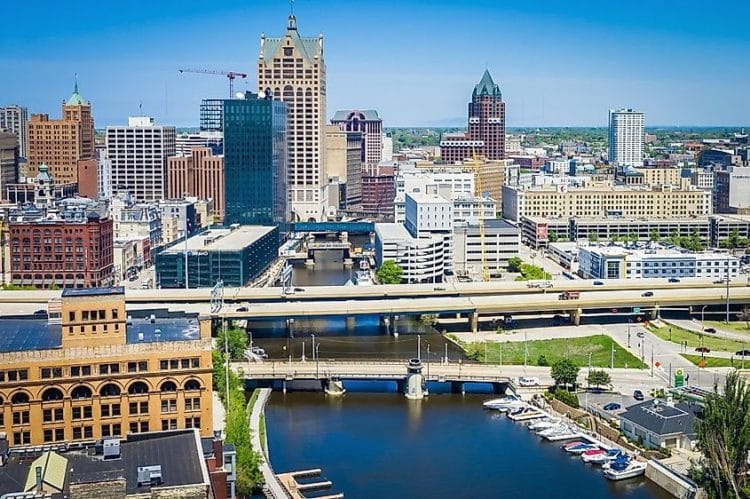 10 Famous Singers from Wisconsin