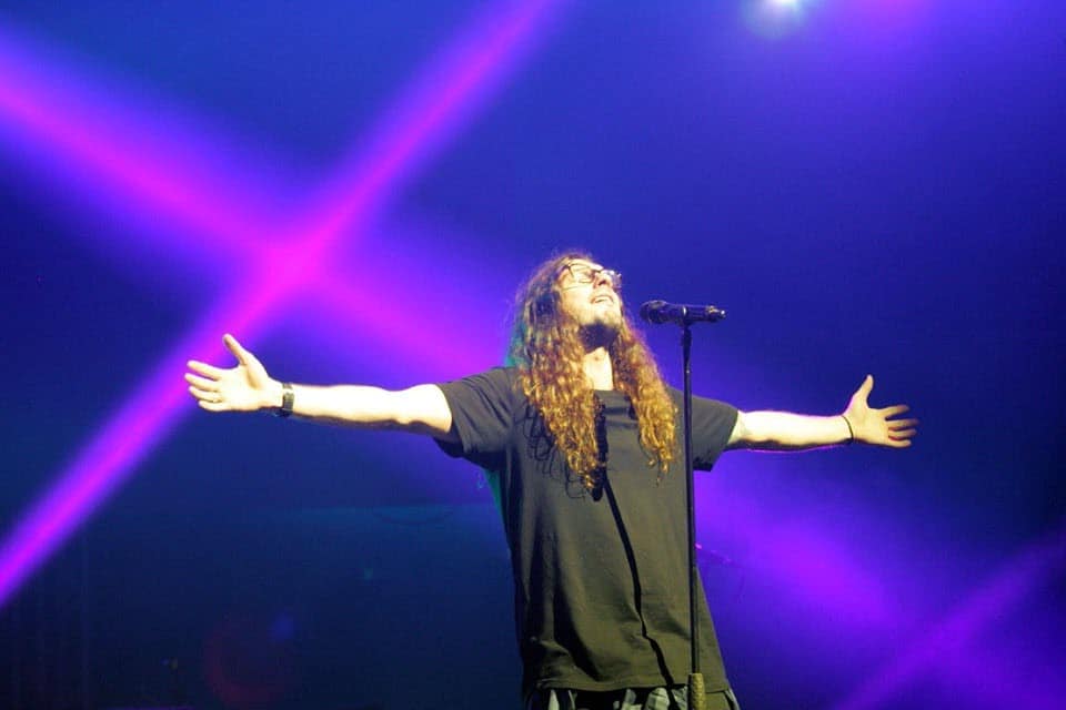 10 Best Hillsong Worship Songs of All Time - Singersroom.com