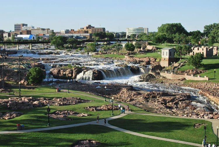 10 Famous Singers from South Dakota