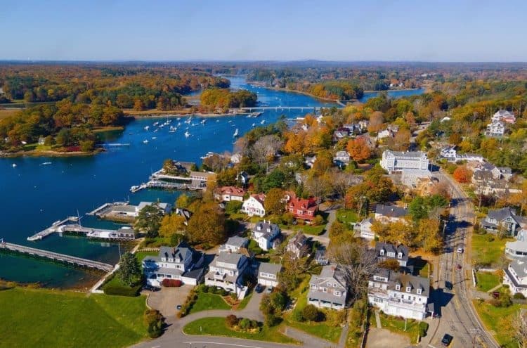 10 Famous Singers from Maine