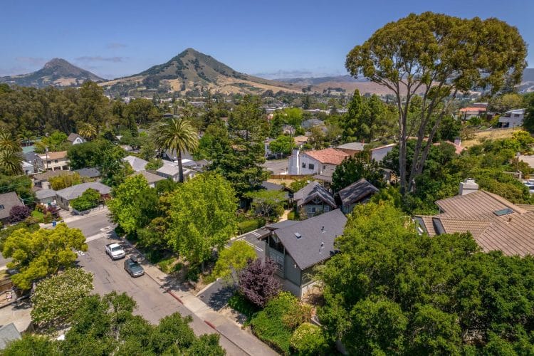 10 Famous Singers from Connecticut