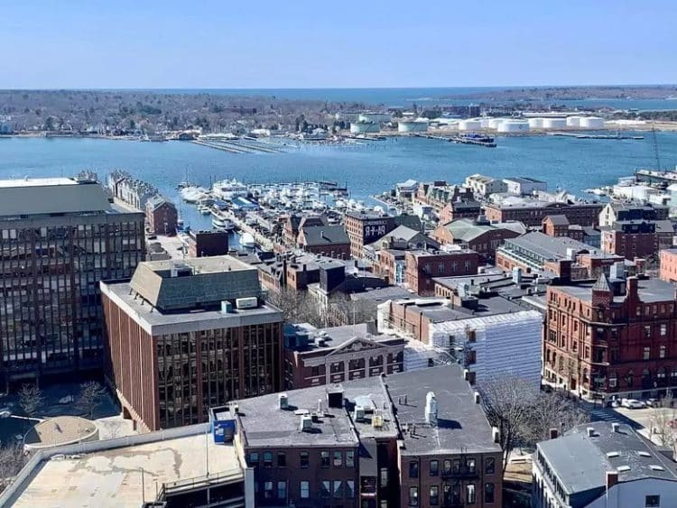 10 Famous Singers from Maine