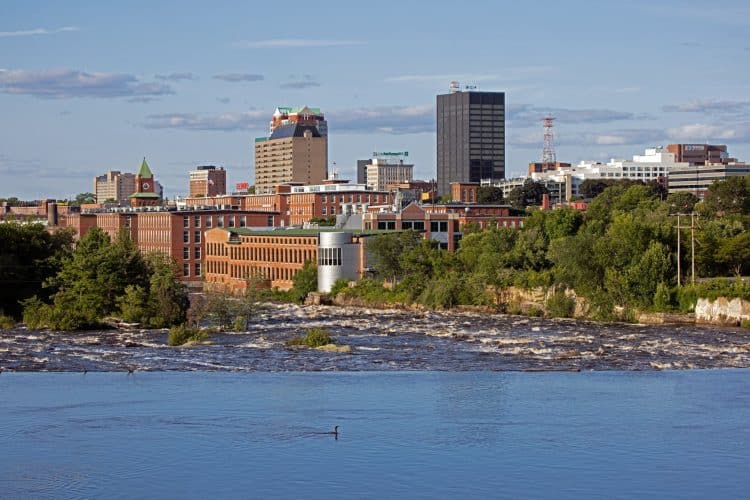 10 Famous Singers from New Hampshire