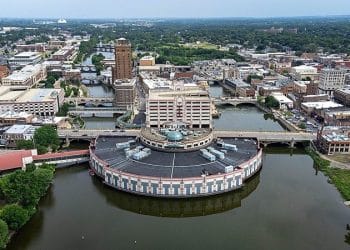 10 Famous Singers from Illinois