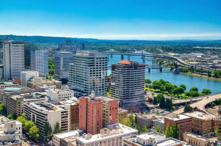 10 Famous Singers from Oregon