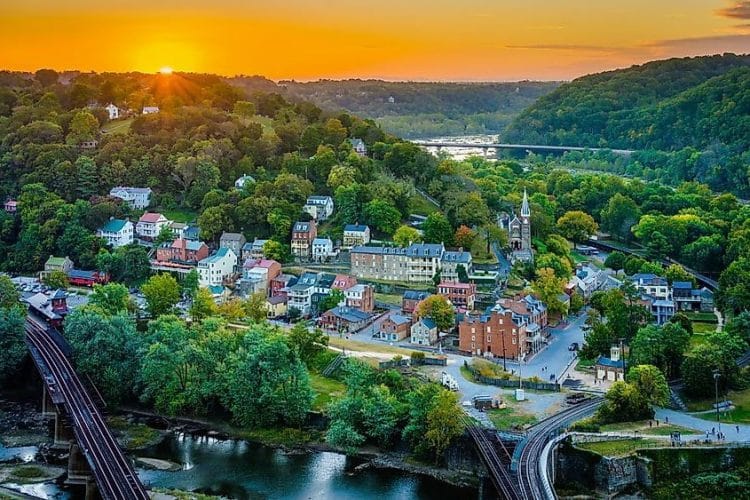 10 Famous Singers from West Virginia