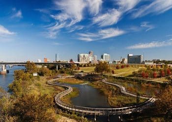 10 Famous Singers from Arkansas