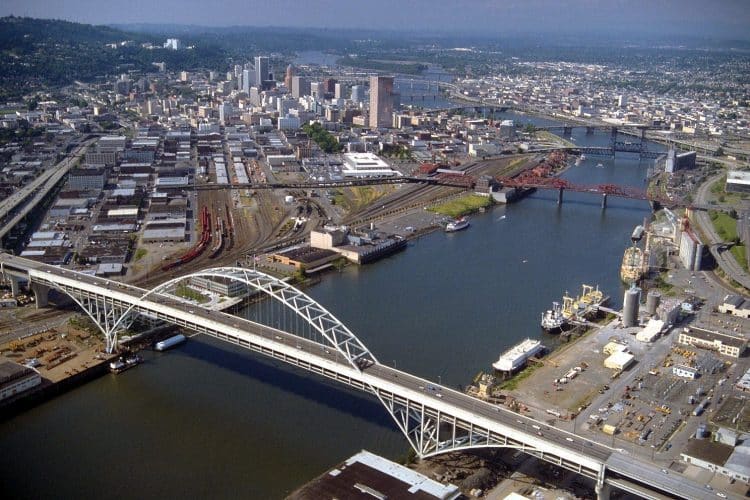 10 Famous Singers from Oregon