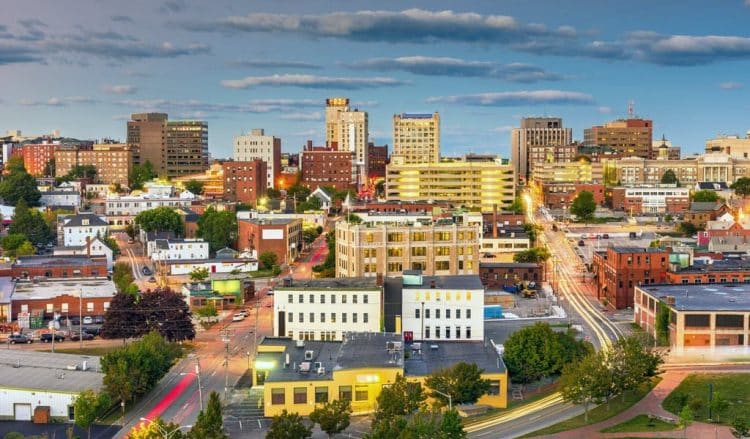 10 Famous Singers from Maine