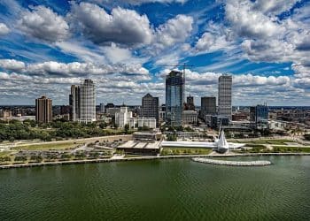 10 Famous Singers from Wisconsin