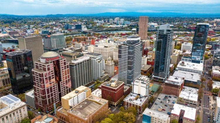 10 Famous Singers from Oregon