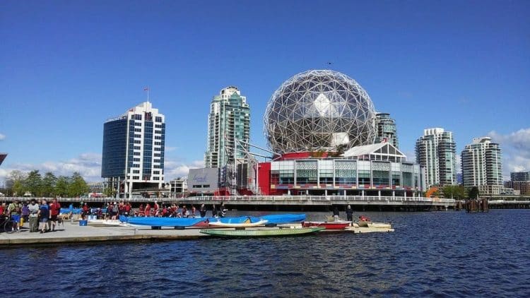 10 Famous Singers from Canada