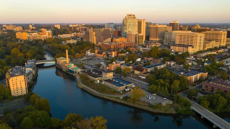 10 Famous Singers from Delaware