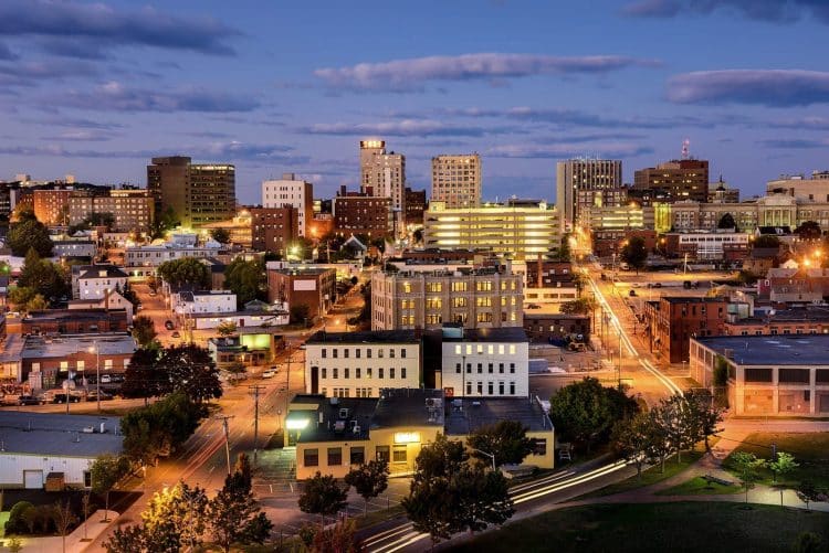 10 Famous Singers from Maine