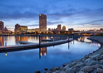 10 Famous Singers from Wisconsin