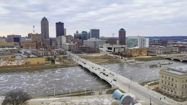 10 Famous Singers from Iowa