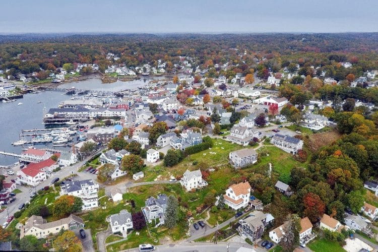 10 Famous Singers from Maine