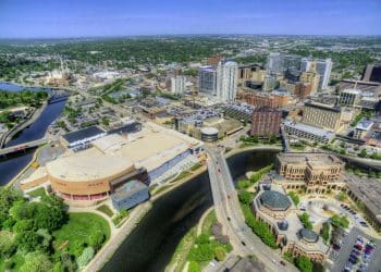 10 Famous Singers from Minnesota