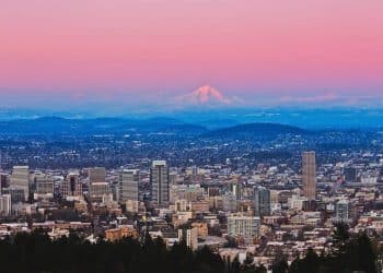 10 Famous Singers from Oregon