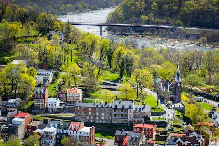 10 Famous Singers from West Virginia