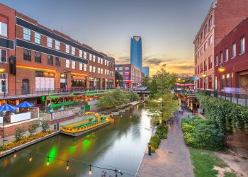 10 Famous Singers from Oklahoma