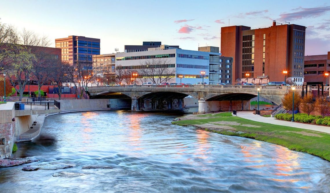 10 Famous Singers from South Dakota