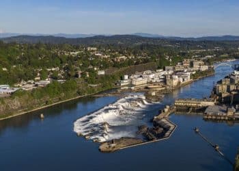 10 Famous Singers from Oregon