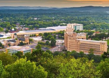 10 Famous Singers from Arkansas