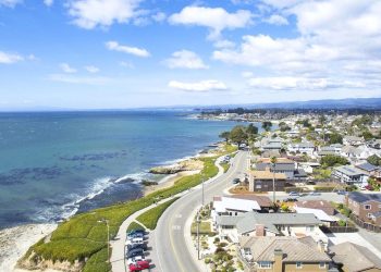 10 Famous Singers from California