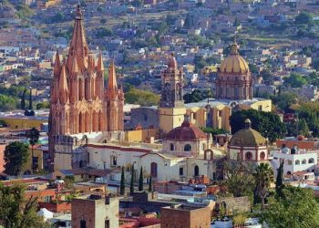 10 Famous Singers from Mexico