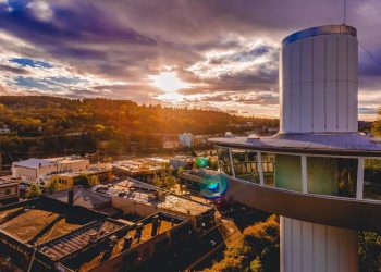 10 Famous Singers from Oregon