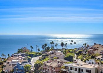 10 Famous Singers from California