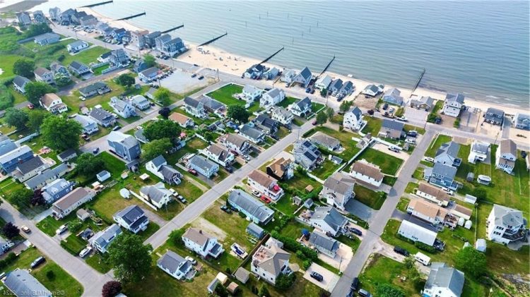 10 Famous Singers from Connecticut