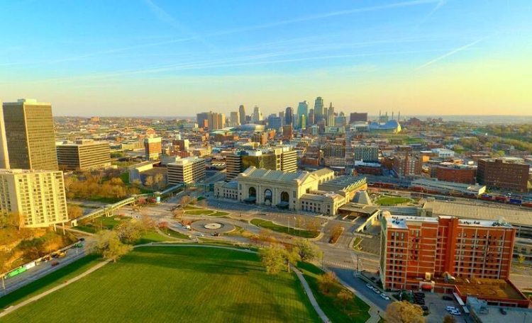 10 Famous Singers from Kansas