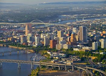 10 Famous Singers from Oregon