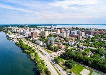 10 Famous Singers from Wisconsin