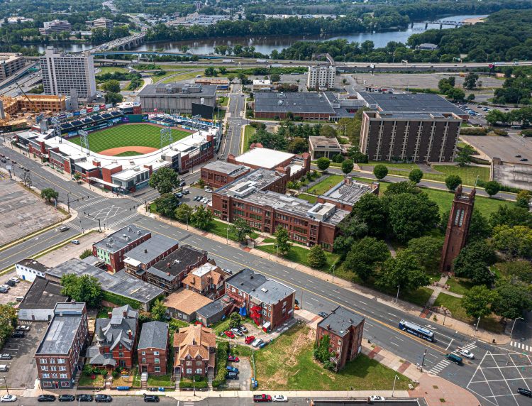 10 Famous Singers from Connecticut