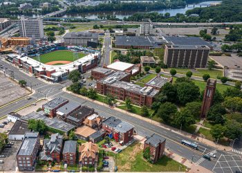 10 Famous Singers from Connecticut