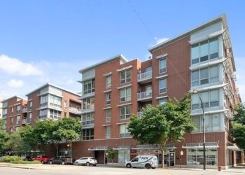 10 Famous Singers from Illinois