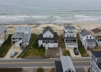 10 Famous Singers from Maine