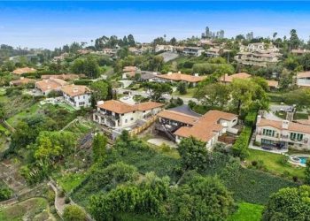 10 Famous Singers from Maryland