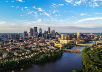 10 Famous Singers from Minnesota