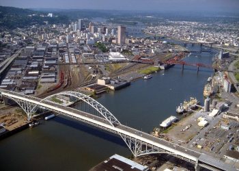 10 Famous Singers from Oregon