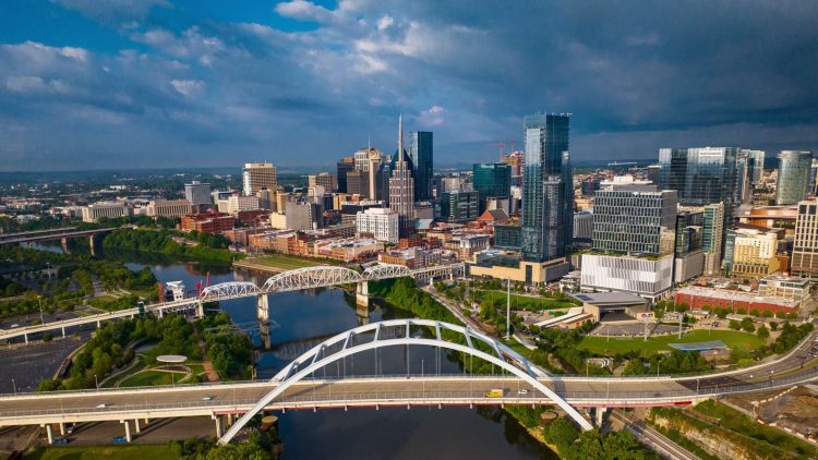 10 Famous Singers from Tennessee