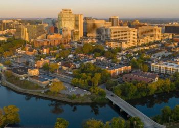 10 Famous Singers from Delaware