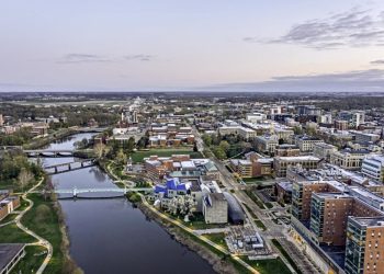 10 Famous Singers from Iowa